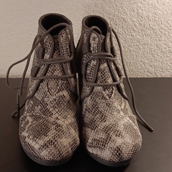 NEW Toms Women Shoes Toms Gray Cala Python Embossed Leather Wedge Lace Up Bootie - Picture 1 of 4